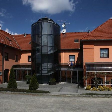 Zámecký Hotel Zlatý Orel Hranice  Exteriér fotografie