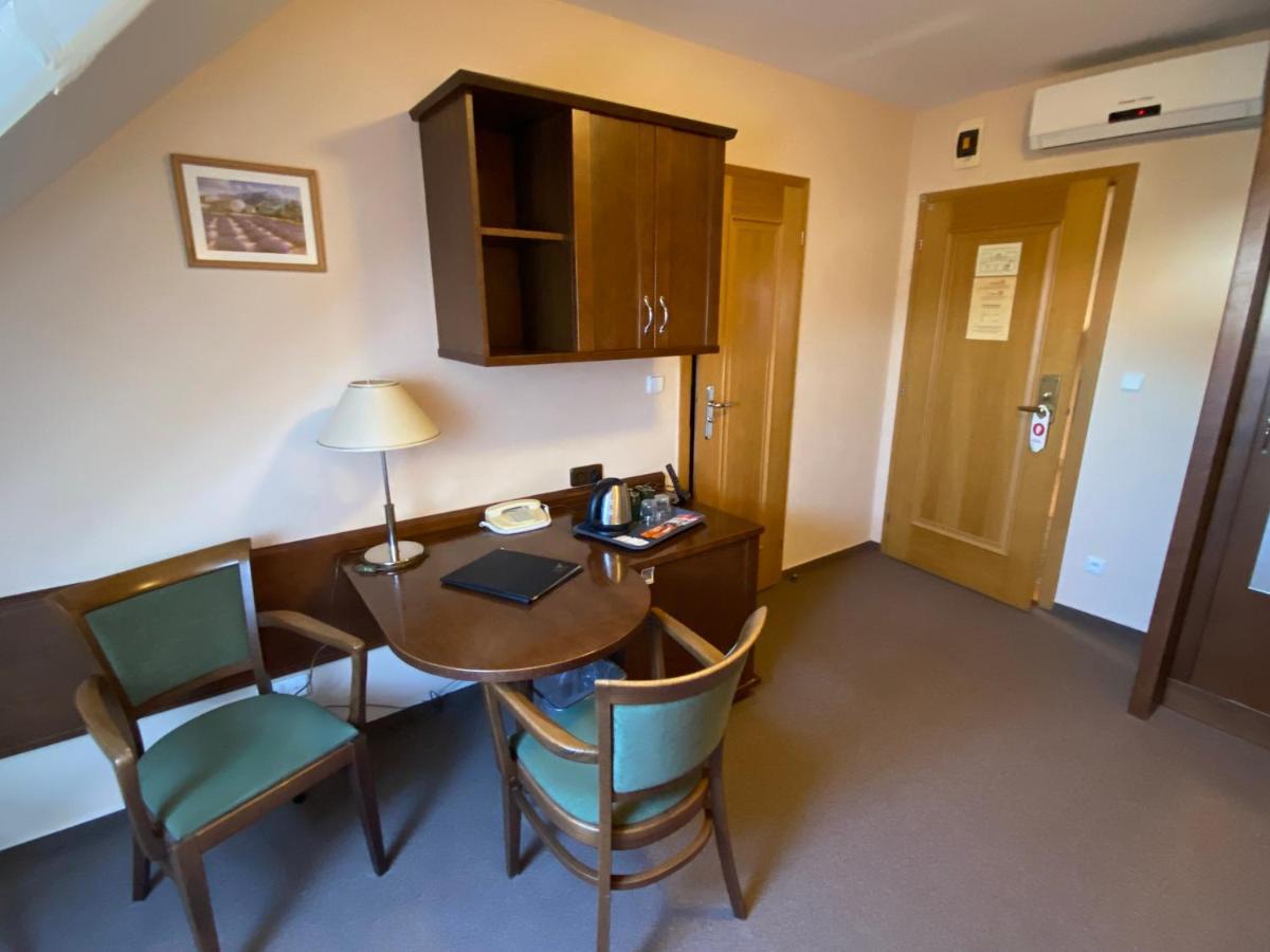 Zámecký Hotel Zlatý Orel Hranice  Exteriér fotografie
