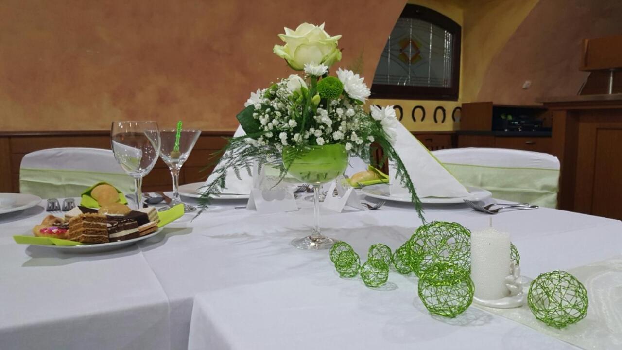 Zámecký Hotel Zlatý Orel Hranice  Exteriér fotografie