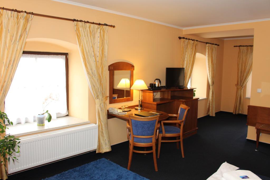 Zámecký Hotel Zlatý Orel Hranice  Exteriér fotografie