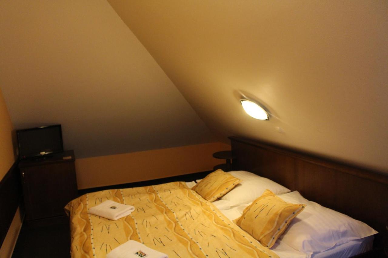 Zámecký Hotel Zlatý Orel Hranice  Exteriér fotografie