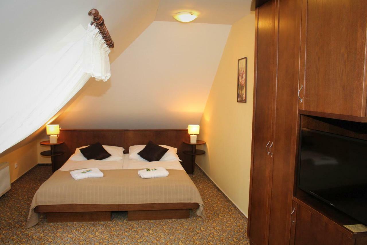Zámecký Hotel Zlatý Orel Hranice  Exteriér fotografie